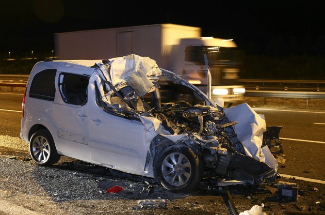 Başkentte otomobil kamyona çarptı: 1 ölü