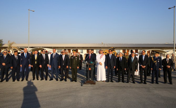 Cumhurbaşkanı Erdoğan'ın Katar'daki Türk birliğini ziyareti