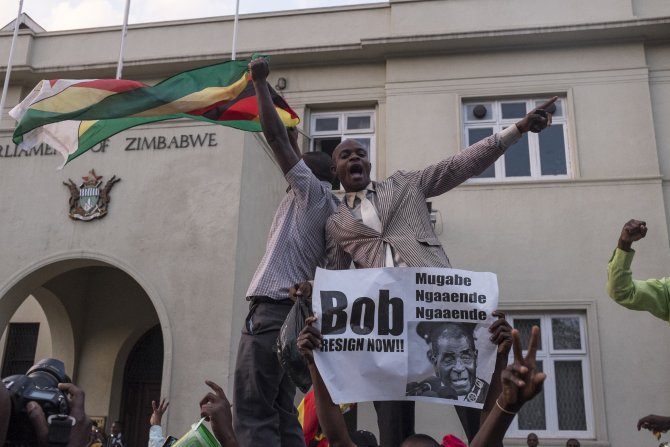 Zimbabve halkı Mugabe'nin istifasını kutluyor