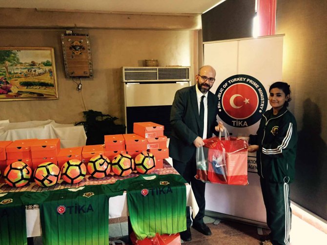 TİKA'dan Pakistan'a spor malzemesi desteği