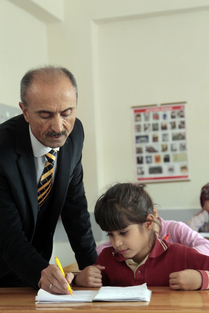 Bir böbreğiyle kızına diğeriyle de öğrencilerine hayat verdi