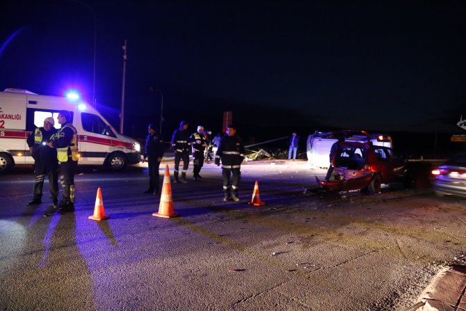 Konya'da AK Partilileri taşıyan minibüs ile otomobil çarpıştı: 9 yaralı