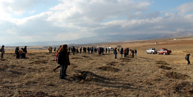 Öğrenciler öğretmenleri için fidan dikti