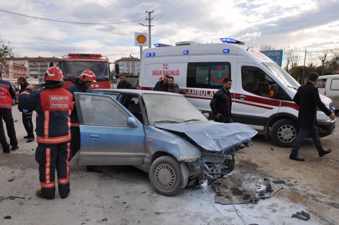 Sakarya'da iki otomobil çarpıştı: 3 yaralı
