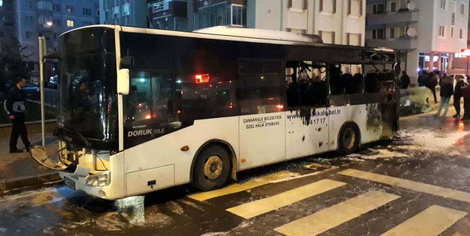 Çanakkale'de seyir halindeki özel halk otobüsü yandı