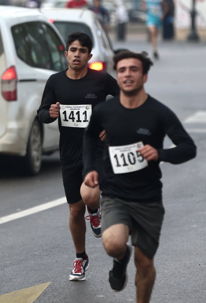 Kadına şiddete dikkati çekmek için koştular
