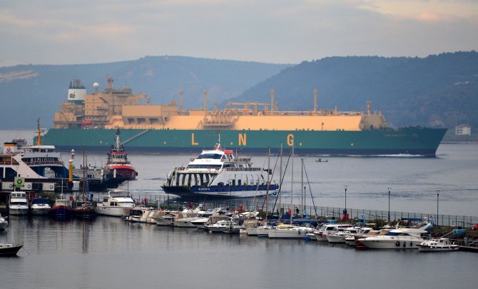LNG tankeri Çanakkale Boğazı'ndan geçti