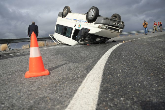 Malatya'da işçileri taşıyan minibüs devrildi: 11 yaralı