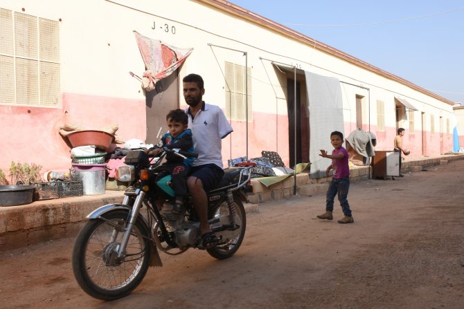 Tek koluyla motor tamir edip geçimini sağlıyor