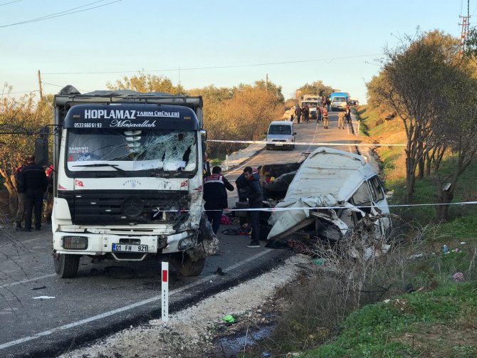 GÜNCELLEME - 3 Hatay'da minibüsle kamyon çarpıştı: 11 ölü, 9 yaralı