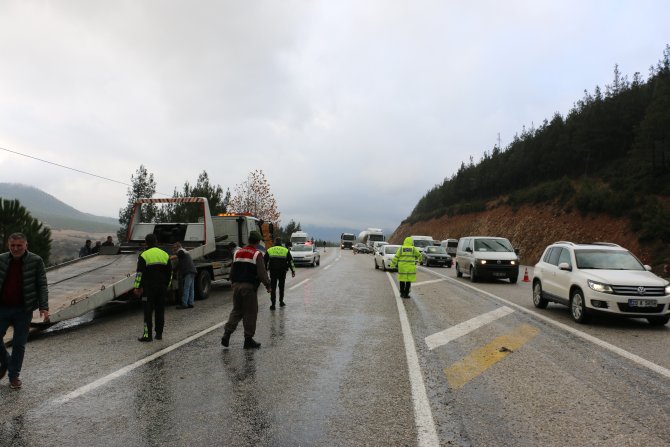 GÜNCELLEME - Denizli'de öğrenci midibüsü devrildi