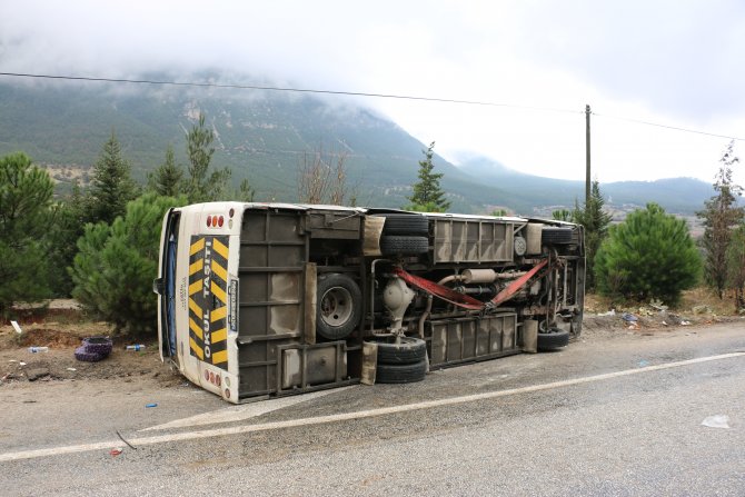 Denizli'de öğrenci midibüsü devrildi