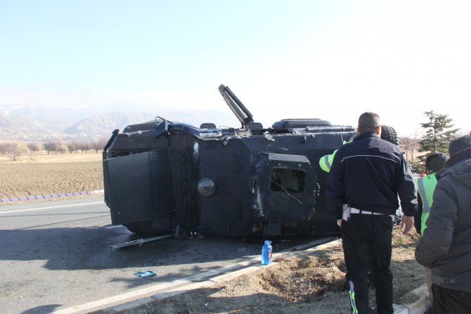 Erzincan'da zırhlı polis aracı devrildi: 2 yaralı