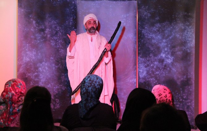 Hollanda'da tek kişilik "Yunus Emre" gösterisi