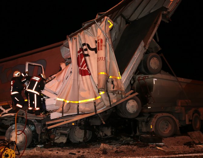 GÜNCELLEME - TEM otoyolunda trafik kazası: 1 ölü, 2 yaralı