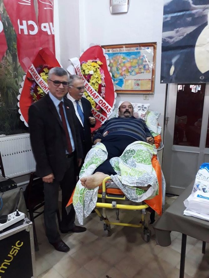 Kongreye sedyeyle getirildi