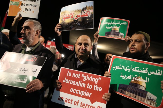 Tel Aviv'deki ABD Büyükelçiliği önünde protesto