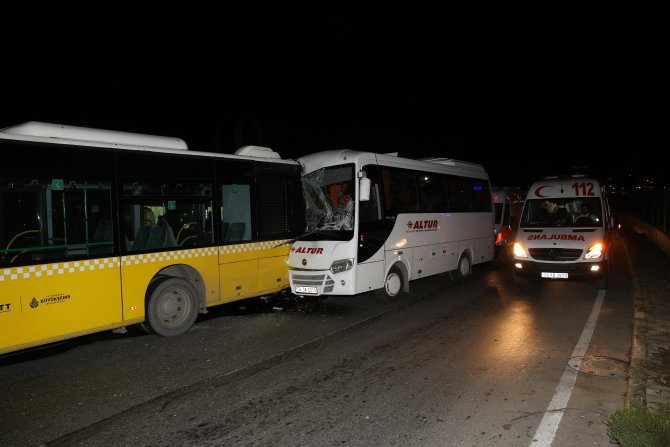 Zeytinburnu'nda servis aracı otobüse çarptı: 8 yaralı