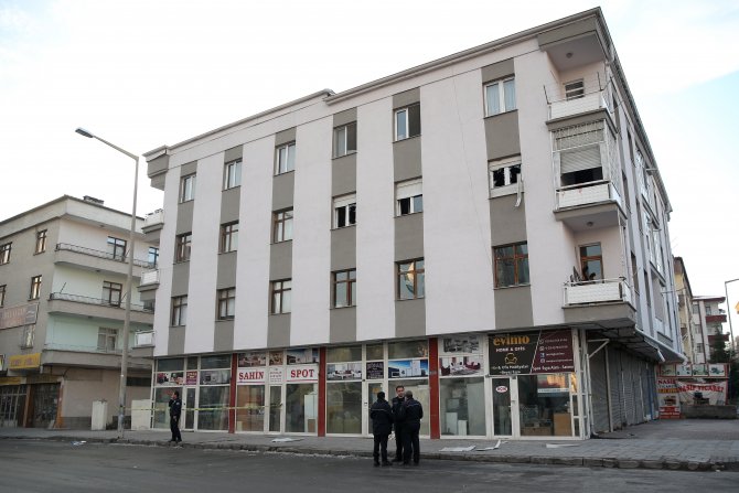 Eşi ve 3 çocuğunu öldürdü