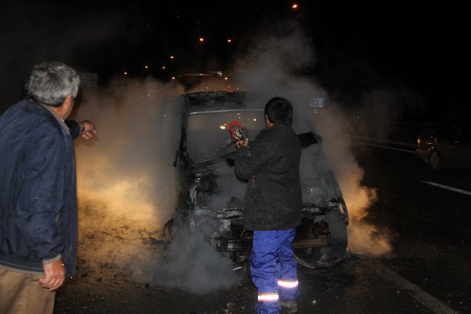 Sivas'ta seyir halindeki araç yandı