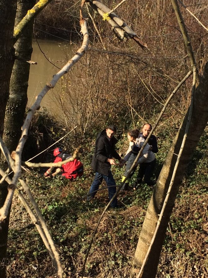 Ambulanstan kaçarken dereye düştü