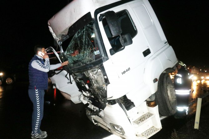 Çimento kamyonuyla kurtarıcı vinç çarpıştı: 1 yaralı