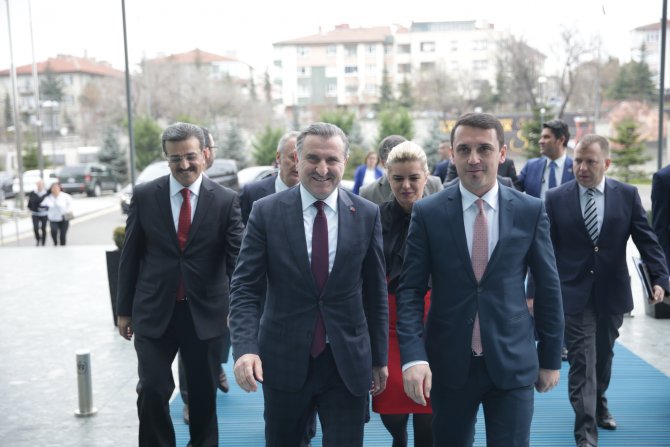 Gençlik ve Spor Bakanı Bak, Kosovalı mevkidaşıyla görüştü