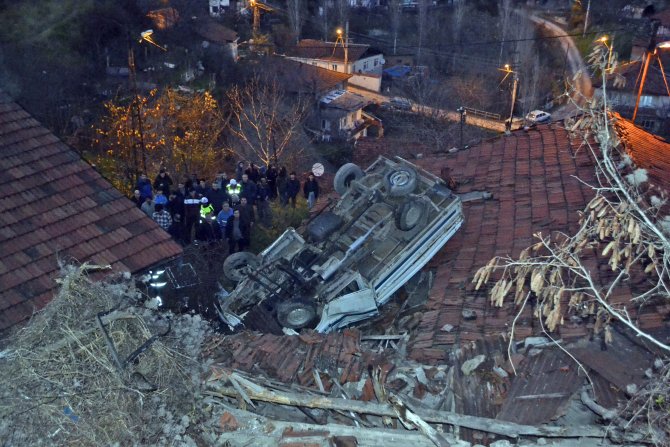 Çatıya kamyonet düştü: 1 yaralı