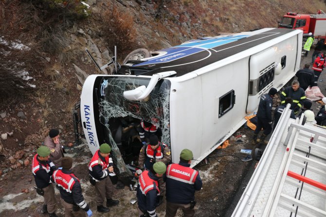 GÜNCELLEME - Anadolu Otoyolu'nda yolcu otobüsü devrildi: 2 ölü, 20 yaralı