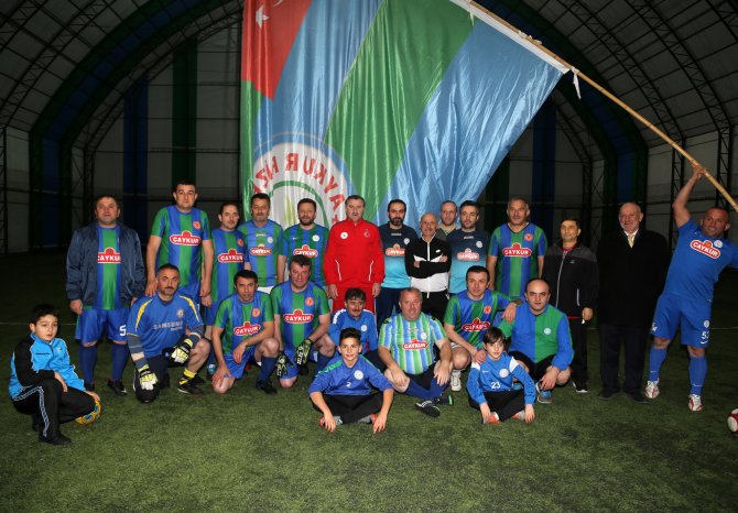 Bakanı Bak, halı sahada futbol oynadı