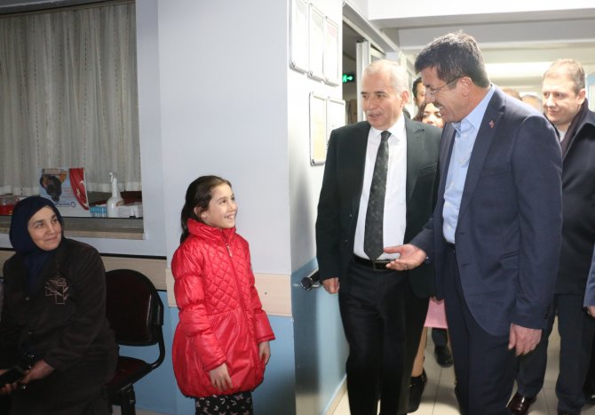 Bakan Zeybekci, Denizli'de yeni yılın ilk bebeklerini ziyaret etti