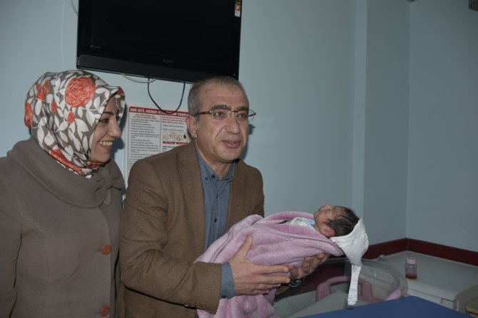 Suriyeli annenin bebeği Diyarbakır'da yılın ilk bebeği oldu