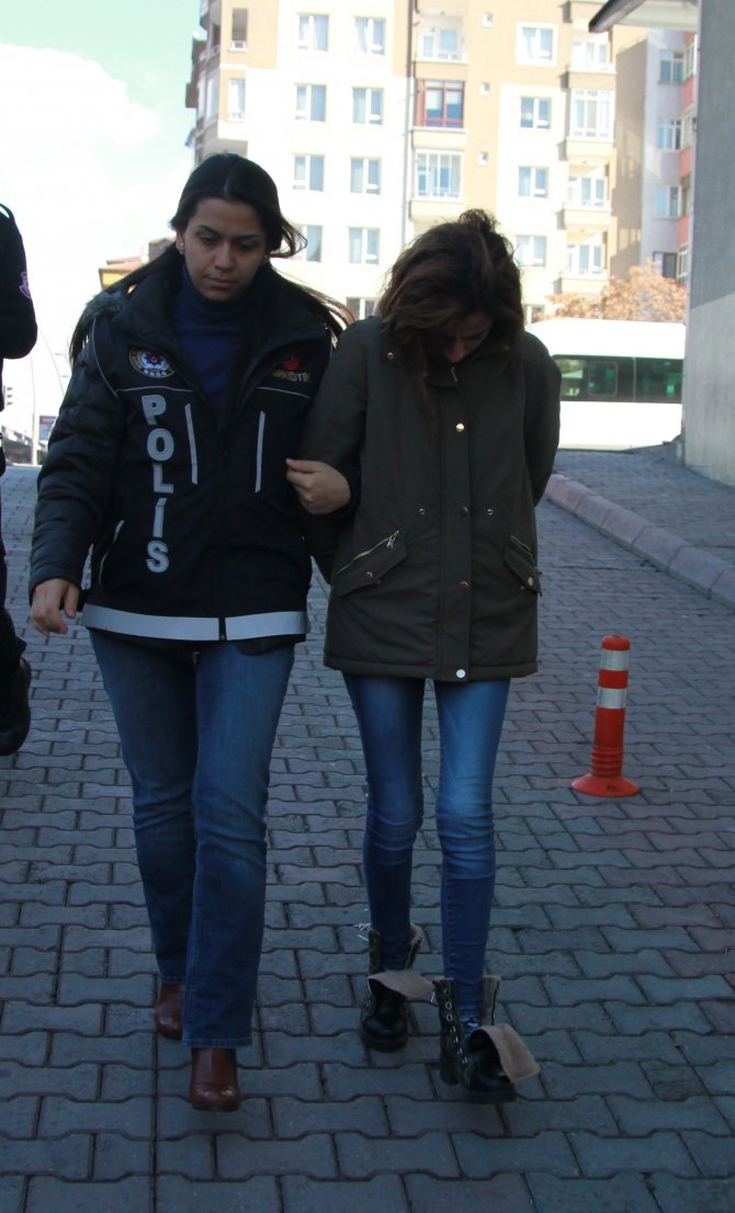 Vücuduna sarılı esrarla yakalanan kadın tutuklandı