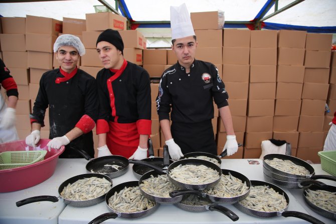 Manisa'da 5 ton hamsi dağıtıldı