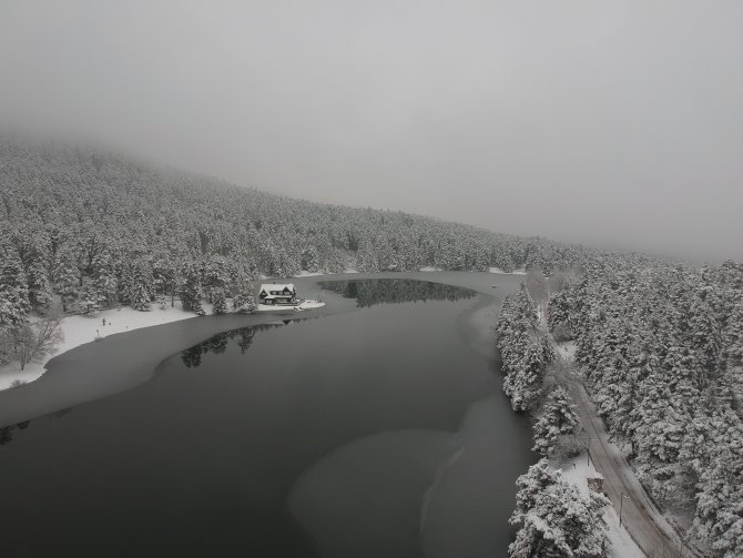 Gölcük Gölü kısmen buz tuttu