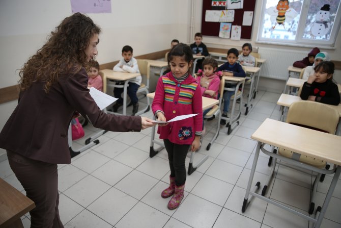 Suriyeli çocukların karne sevinci