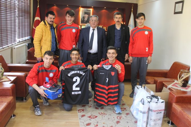 Belediyeden voleybol takımına malzeme desteği