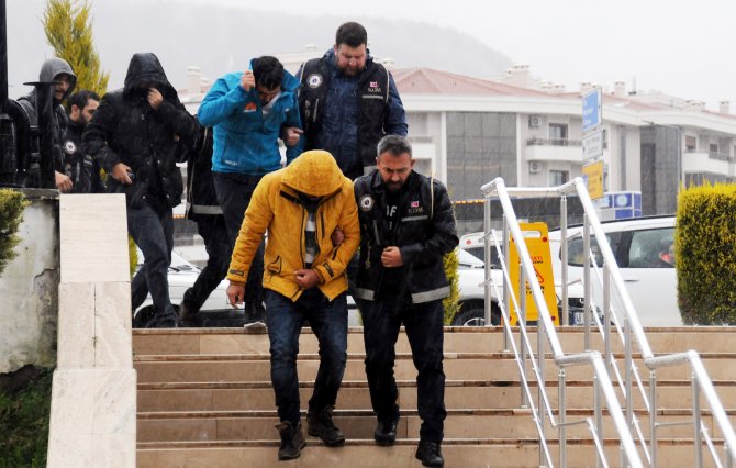 GÜNCELLEME - FETÖ üyelerini yurt dışına kaçıran şebekeye operasyon