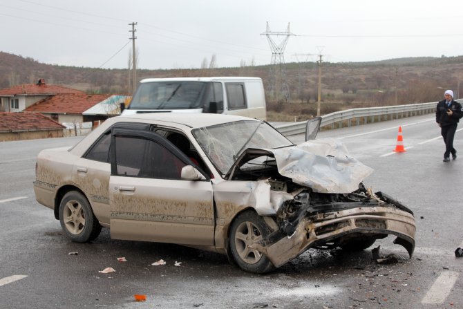 GÜNCELLEME - Kütahya'da trafik kazası: 1 ölü, 3 yaralı
