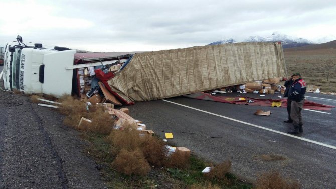 Karapınar'da kargo aracı devrildi