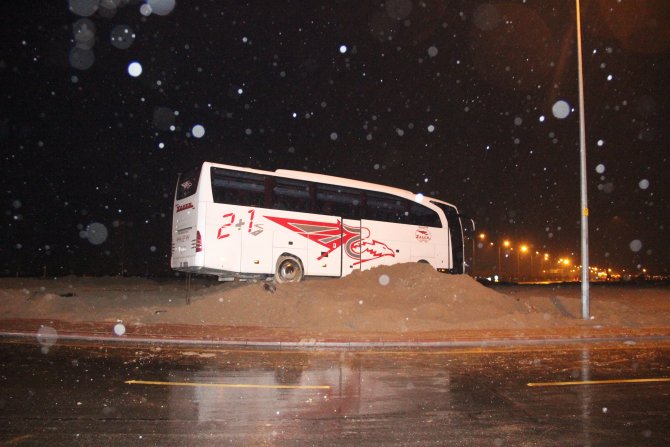 Yolcu otobüsü refüje çıktı