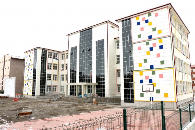 Altınsoy, Selçuk Ortaokulu yeni binasını inceledi