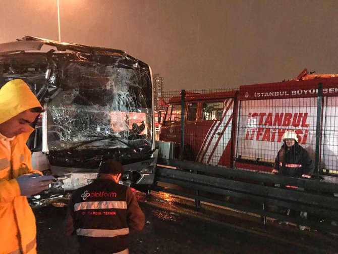 GÜNCELLEME - Haramidere metrobüs durağında kaza