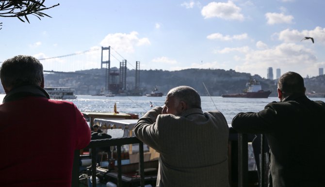 Petrol platformu taşıyan gemi İstanbul Boğazı'ndan geçti