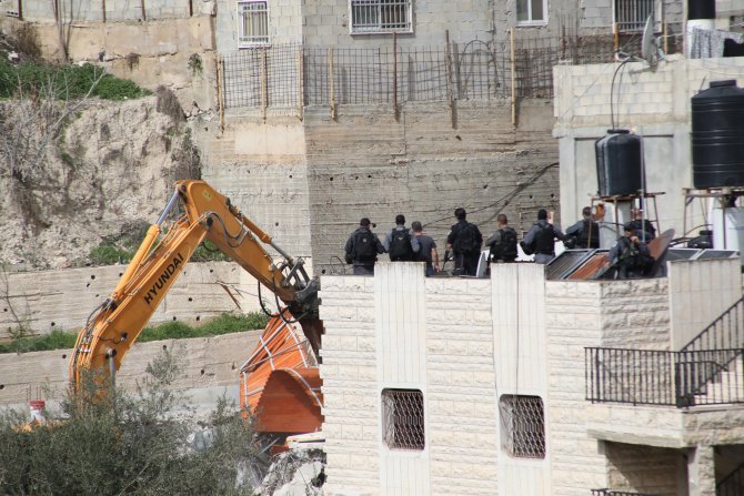 İsrail Kudüs'te Filistinli ailenin evini yıktı