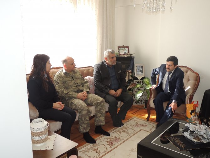 Kaymakam Yılmaz'dan Afrin'de yaralanan askerin ailesine ziyaret
