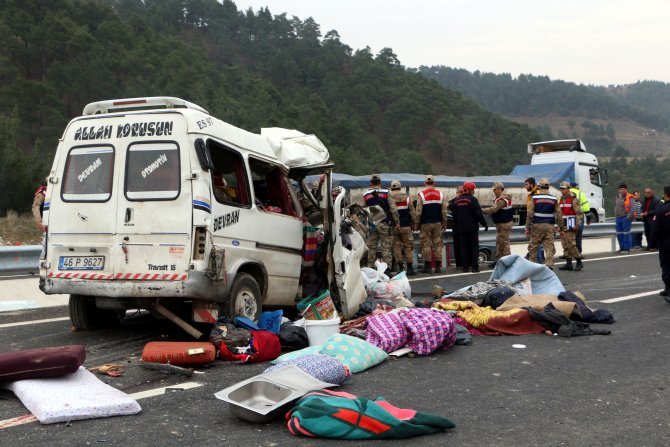 Kahramanmaraş'ta minibüs kamyona çarptı: 8 ölü, 8 yaralı