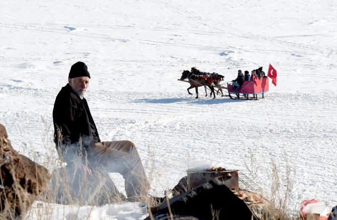 Buzla kaplanan Çıldır Gölü'ne ziyaretçi ilgisi