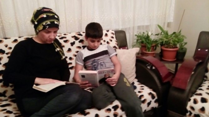 Ulaş'ta öğrenciler anneleriyle kitap okuyor