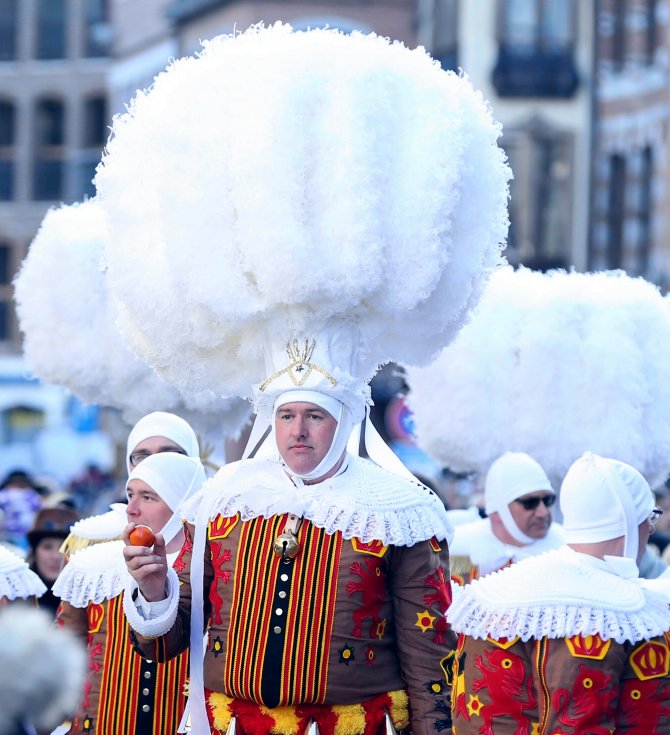 Belçika'da "Binche Karnavalı" kutlandı